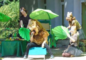 Piknik rozpoczął się przedstawieniem Zwierzaki Debeściaki.
