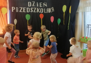 Dzieci tańczą w Dniu Przedszkolaka.