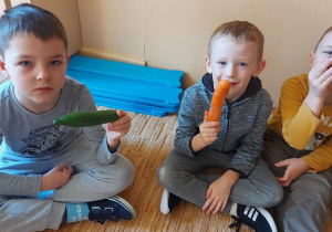 Dzieci opisują zapach poszczególnych warzyw.