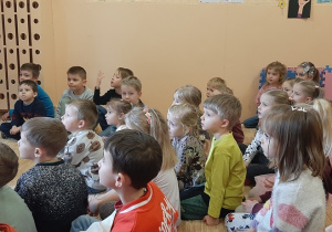 Dzieci słuchają wypowiedzi pań o bezpieczeństwie podczas ferii.