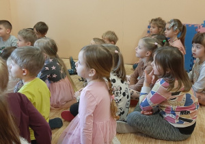 Dzieci słuchają wypowiedzi pań o zagrożeniach związanych z zabawami zimowymi.