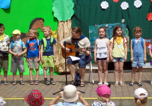 Dzieci śpiewają piosenkę Krajka.