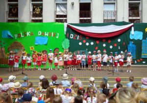Dzieci śpiewają piosenkę Biało-czerwone.
