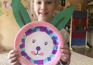 Dziewczynka prezentuje zrobionego królika.