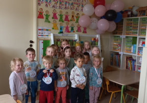 Dzieci z grupy 6 z medalami w Dniu Przedszkolaka.