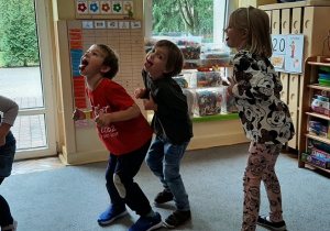 Dzieci z grupy 5 podczas zabaw przy muzyce.