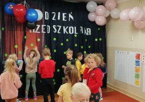 Dzieci z grupy 3 tworzą dekorację na Dzień Przedszkolaka.