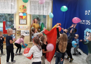 Dzieci z grupy 2 bawią się balonami.