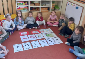 Dzieci utworzyły z liter napis: Polska.