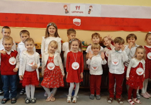Dzieci z grupy 5 w przeddzień Święta Niepodległości.