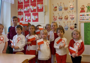 Dzieci z grupy 6 z biało-czerwonymi flagami.