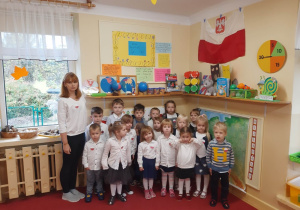 Dzieci z grupy 1 w przeddzień Dnia Święta Niepodległości.
