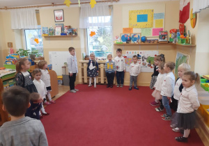 Dzieci z grupy 1 śpiewają hymn Polski.