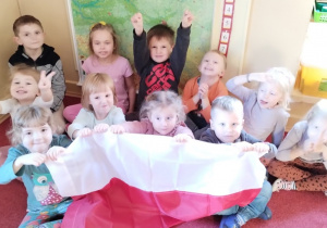Dzieci z grupy 1 z flagą Polski.