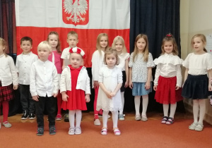 Dzieci z grupy 2 przed odśpiewaniem hymnu Polski.