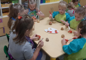 Dzieci malują pietruszkę i ziemniaka - powstaną w nich grzyby.