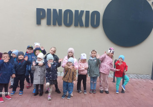 Dzieci przed Teatrem Pinokio na przedstawieniu Zamieniamy się w słuch.