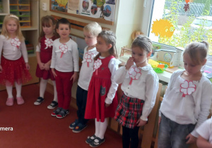 Dzieci śpiewaj hymn Polski z okazji Święta Niepodległości.