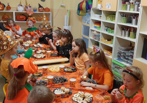 Dzień Dyni - dzieci wspólnie spożywają dyniowe specjały.