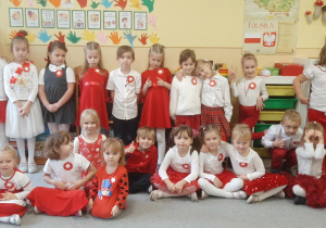 Dzień Niepodległość - dzieci śpiewały Mazura Dąbrowskiego oraz ubrały się na biało-czerwono.
