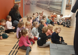 Wycieczka do Muzeum Włókiennictwa - warsztaty Co nosimy na nogach? - dzieci oglądały różne buty.