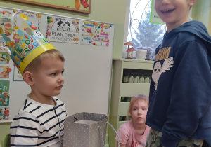 Dzieci obchodzą urodziny kolegi.