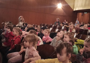 Dzieci oglądają film Psi Patrol z okazji Mikołajek.