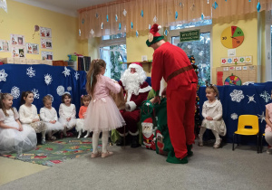 Mikołaj wraz z elfem rozdają nam wymarzone prezenty.