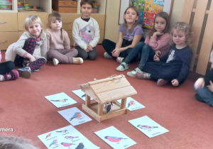 Dzieci poznają nazwy patków, które zostają na zimę w Polsce.