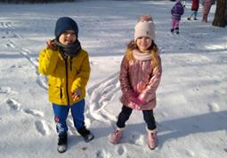 Zabawy na śniegu w ogrodzie przedszkolnym.