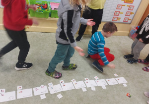 Dzieci utrwalają litery i dwuznaki z projektu: Skuteczne zdziewienie.