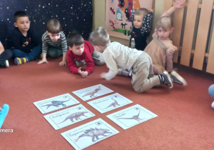 Dzieci poznają nazwy dinozaurów.