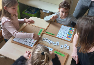 Dzieci pracują podczas zajęć z wykorzystaniem pomocy matematycznych.