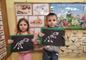 Dzieci prezentują swoje prace plastyczne "Szkielet dinozaura".