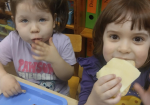 Dziewczynki smakują kanapki wiosenne.