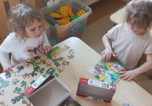Dzieci układają puzzle.