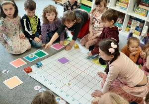 Dzieci układają drogę z kolorowych kafelków dla Robota Indi.