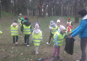 Dzieci zbierają śmieci na górce w ramach akcji - Galante Sprzątanie.