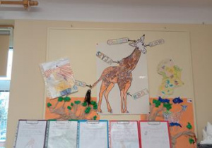 Wystawa prac dzieci - efekty zebranych informacji na temat Żyrafy zdobyte w ramach projektu "żyrafa"