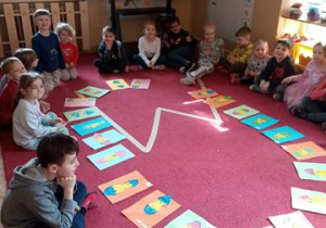 Dzieci prezentują swoje prace plastyczne - "Pisklątko w skorupce"
