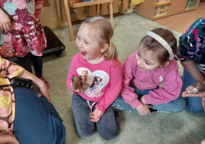 Dzieci oglądają ślimaki.