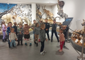 Dzieci zwiedzają Muzeum Przyrodnicze w Łodzi.