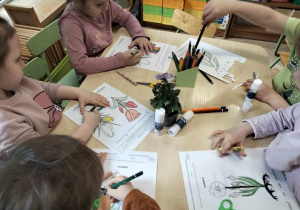 Dzieci poznają budowę kwiatów.