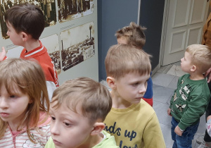 Dzieci oglądają wystawę w Muzeum Poznańskiego.