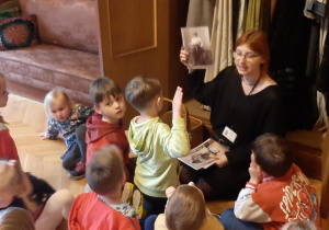 Dzieci w muzeum odpowiadają na pytania.
