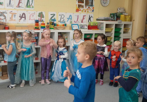 Dzień Postaci z bajek - dzieci tańczą przy bajkowej muzyce