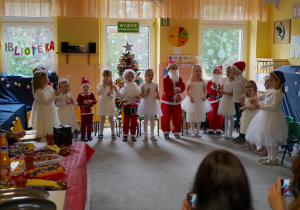 Dzieci występują z okazji Świąt Bożego Narodzenia.