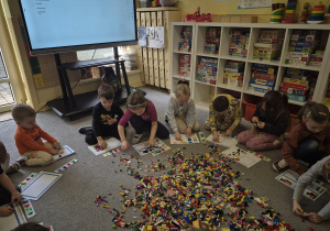 Dzień Lego - dzieci wykonują z użyciem klocków lego zadania matematyczne.