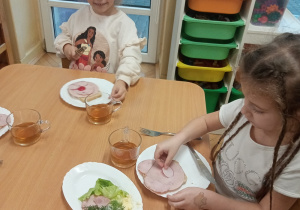 Dzieci samodzielnie tworzą kanapki.