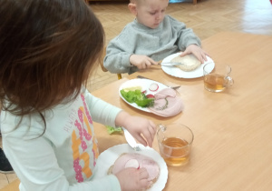 Dzieci samodzielnie przygotowują sobie kanapki.